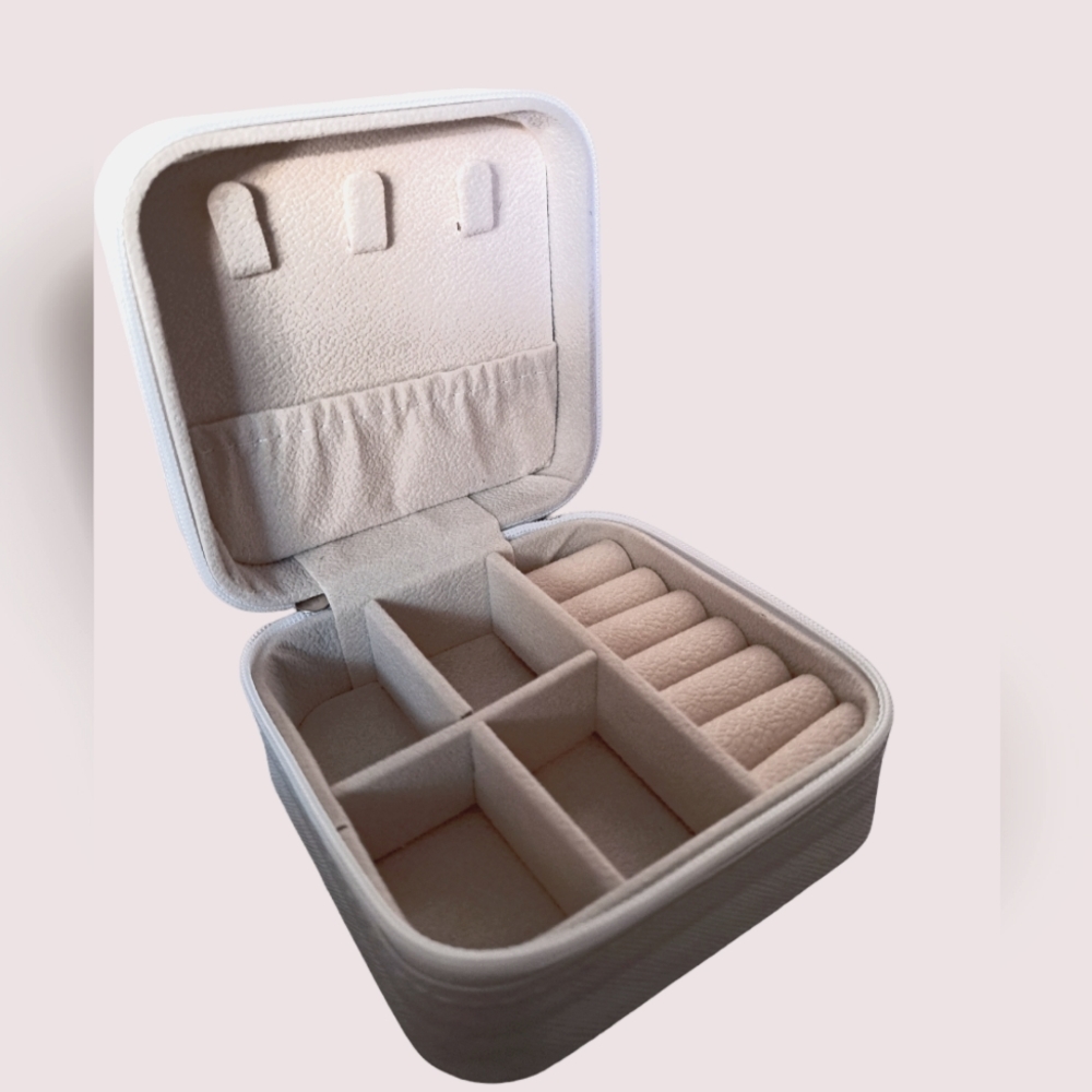 Travel jewelry case